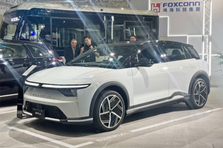foxconn-and-lean-mobility-showcase-new-electric-vehicles,-battery-platforms-at-taipei-exhibition