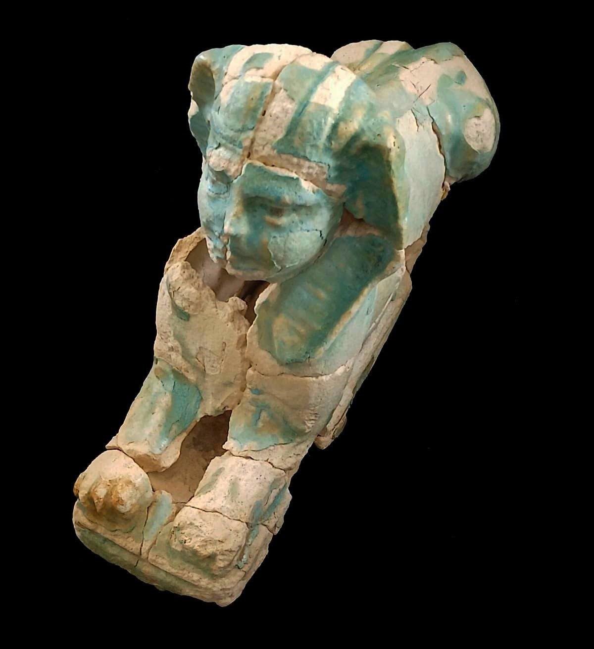 egypt-uncovers-18-ancient-tombs-at-marina-el-alamein-archaeological-site